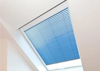 erfal-sonnenschutz-sichtschutz-aluminium-jalousien-skyline-fuer-dachfenster-400x284.webp