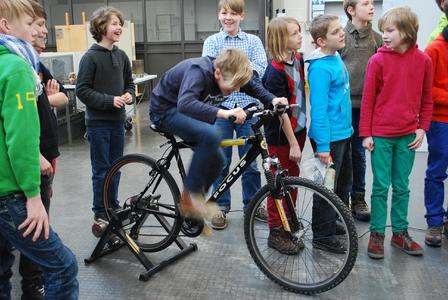 Sechs b der Ursulaschule gibt Gas auf dem
Energiefahrrad: Mit Muskelkraft wollen die Schüler so viel Energie
erzeugen, dass es gelingt, damit eine Tasse Kaffee für ihren Lehrer
Andreas Degenhard zu kochen