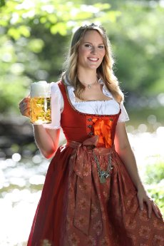 Bayerische-Bierkoenigin-2015-2016-Marlene-Speck-Autogrammkarte-ueberarbeitet.jpg