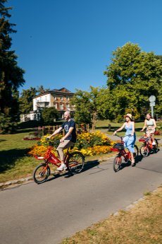 Konstanz-Konrad-Leihfahrrad-Radfahren-Seestrasse-Bluete-Gruppe-03_Copyright_MTK-Leo-Leister.jpg