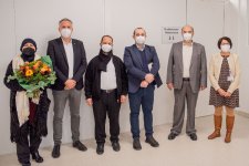  Die Seelsorger Najoua Benzarti (li.) und Mesut Palanci (2. v.re.) freuen sich mit Pflegedirektorin Elvira Schneider (re.) und dem Kaufmännischen Geschäftsführer Markus Heming (2. v.li.) über die Eröffnung des neuen Gebetsraumes