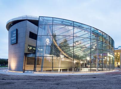 Die gebogene, trapezförmige Glasfassade des Van Gogh Museums in Amsterdam, designt und ausgeführt von Octatube. © Luuk Kramer