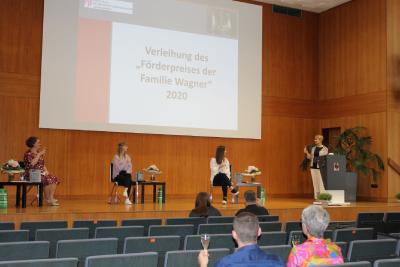 (v.l.): Barbara Kolbinger, Annika Kohler und Elena Sismani beim Zuprosten mit Dekanin Prof. Dr. Eveline Häusler (Bilder: HWG LU)
