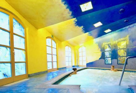Wohlfühlwelt im Sport- und Wellnesshotel Angerhof in Sankt Englmar — Totes-Meer-Salz-Becken mit Unterwassermusik und stimmungsvoller Lichtstimmung. Foto: obx-news/Tourismusverband Ostbayern/Andreas Hub