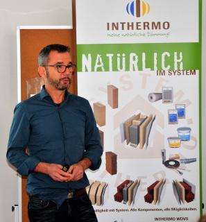 Hybrid bauen, nachhaltig dämmen! Dipl.-Ing. (FH) Tobias de la Ossa, Architekt, Stadtplaner sowie Geschäftsführer der delaossaarchitekten GmbH, berichtete über die beiden Großbaustellen BV Freistil und BV Prinz in München. Die Neubauten werden unter anderem mit dem INTHERMO Holzfaser-Wärmedämmverbundsystem ummantelt und dadurch nachhaltig vor Transmissionswärmeverlusten geschützt. Foto: Achim Zielke für INTHERMO, Ober-Ramstadt; www.inthermo.de