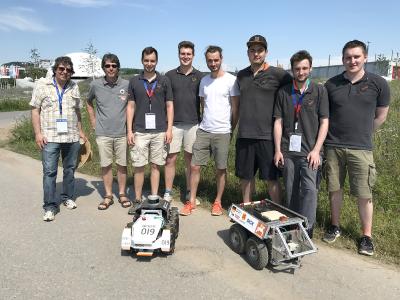 Das gemeinsame Team der Hochschule und der Universität Osnabrück erzielte mit seinen beiden Feldrobotern große Erfolge beim internationalen Feldroboter-Wettbewerb in Heilbronn (Foto: Arno Ruckelshausen / Hochschule Osnabrück)