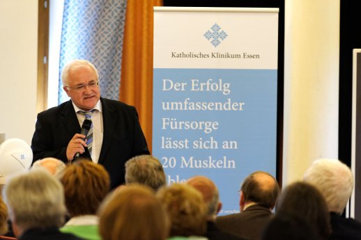 PD Dr. Horst Gerhard bei einem Vortrag in der PHS.jpg