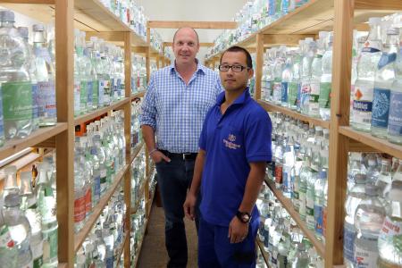 Franz Egerer, Geschäftsführer der Privatbrauerei Egerer (li.), bildet Kenta Yoshimoto aus Japan (re.) zum Brauer und Mälzer aus. Foto: obx-news/Handwerkskammer Niederbayern-Oberpfalz/ Alois Haas