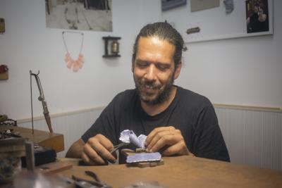 Schmuckdesigner Mario Albrecht stellt einzigartigen Schmuck aus gebrauchten Plastiktüten her