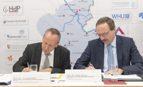 (v.l.) Wissenschaftsminister Prof. Dr. Konrad Wolf und Hochschulpräsident Prof. Dr. Peter Mudra heute bei der Unterzeichnung der neuen Zielvereinbarungen (Bild: MWWK RLP/ Stefan Sämmer)