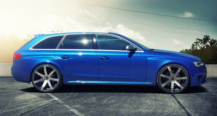 Audi RS4 Blau seite.jpg