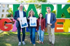 V.l.n.r.: Christian Wandscher, Geschäftsführer des Park der Gärten, Diana Rolfes, Leiterin des Veranstaltungsmanagements im Park der Gärten, Kim Lüdtke, Koordinatorin des Partner-Netzwerks und Peter Südbeck, Leiter der Nationalparkverwaltung bei der Übergabe der Partnerschaftsurkunde am 20. August 2025. Bildnachweis: Bent Hertema/Park der Gärten