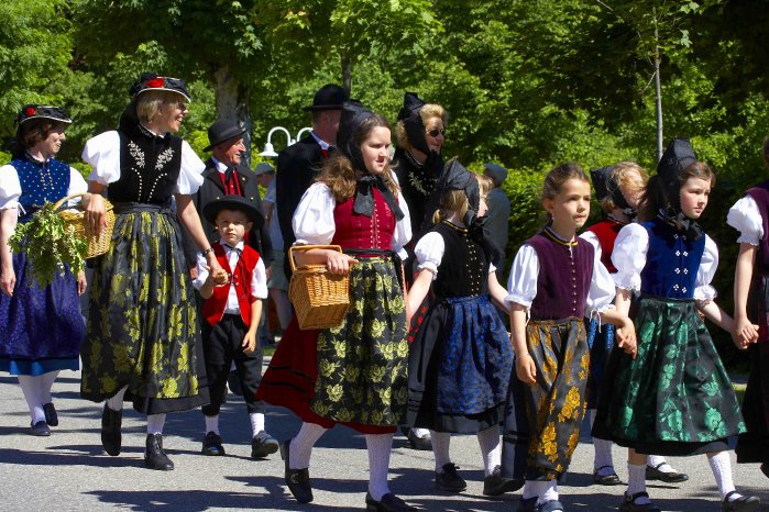 Trachtenträger mit Hochschwarzwälder Tracht_Copyright Hochschwarzwald Tourismus GmbH.jpg