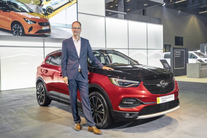 2019-IAA-Frankfurt-Michael-Lohscheller-Opel-Grandland-X-Hybrid4-508708 (2).jpg