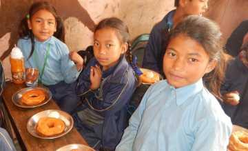 In Nepal unterstützt die Georg Kraus Stiftung Schüler mit einer täglichen Mahlzeit