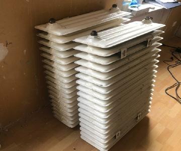 Heutzutage stellt das Recycling von Rohstoffen einen wichtigen Wirtschaftsfaktor dar. Ressourcen werden geschont und der Verlust seltener Materialien gestoppt. Die Schrottankauf Recklinghausen holt Altmetall und sonstigen Schrott nach vorheriger Terminabsprache kostenfrei beim Kunden ab und sortiert ihn in Vorbereitung der Zuführung zu den Wiederaufbereitungsanlagen. Verfügt der Kunde über größere Mengen Altmetall, Elektro- und Computerschrott, so besteht außerdem die Möglichkeit des Schrottanka