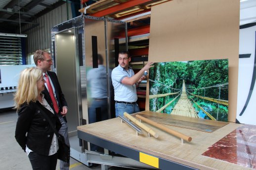 Firmenbesuch-Hofmann-Glasbild.JPG