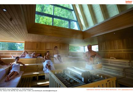 Gesamtambiente mit der KOMFORT-Sauna-Profiline, ausgestattet mit 2 x 36 kW Goliath Saunaöfen mit Sicherheitsabschaltung, Panorama-Eckfenster dadurch freier Blick nach außen ( ohne Einblick in die Sauna ), spezielle Sicherheitsscheibe ca. 2.4 x 2.4 Meter groß im Deckenbereich integriert, LED Beleuchtungen.