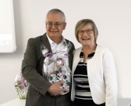 15-jähriges Jubiläum der Selbsthilfegruppe Syrinx Nordbayern: uniVersa-Vorstandsvorsitzender Michael Baulig gratulierte der Gründerin und Leiterin Hannelore Beke