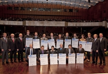 Stolz präsentieren sich die 16 besten Jungmeisterinnen und Jungmeister des Jahres 2009 zusammen mit : Vizepräsident Martin Sättele, Ehrenvizepräsident Gerhard Höfler, Präsident Walter Tschischka, Vizepräsident Alois Jöst und Dieter Müller