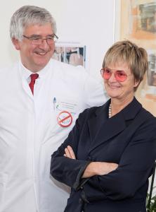 Fürstin Gloria von Thurn und Taxis im Gespräch Professor Dr. Joachim Grifka, dem ärztlichen Direktor der Orthopädischen Klinik der Universität Regensburg in Bad Abbach. Foto: obx-news/Asklepios Klinikum Bad Abbach/Rainer Fleischmann