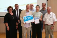 Zusammen mit dem Team der Berufsorienturung stellten sich Claudia Orth Bereichsleiterin Berufsbildung der Handwerkskammer Mannheim Rhein-Neckar-Odenwald links, Alexander Urban vom Projektbüro Boris – Berufswahl-Siegel 2. von links, Juror Jürgen Kriege 4. von links und Klaus Rothenhöfer, Ehrenamtlicher Oberbürgermeister-Stellvertreter der Stadt Wiesloch rechts, dem Fotografen, Bild: Handwerkskammer Mannheim