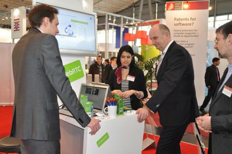 Brandenburgs Ministerpräsident Dietmar Woidke informierte sich auf dem CeBIT-Stand der Technischen Hochschule Wildau über sichere Kommunikation via Internet für kleine und mittlere Unternehmen