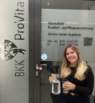 Refill bei der BKK ProVita in Augsburg: Carolin Leberle füllt Passanten mitgebrachte Trinkgefäße kostenlos auf