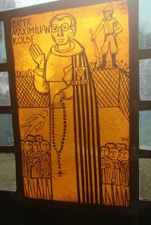 Maximilian Kolbe-Fenster in der Kapelle des ZdK-Generalsekretariats
