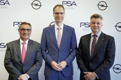 Saragossa-Werksleiter Antonio Cobo, Opel CEO Michael Lohscheller, Jonathan Akeroyd, Director Sales, Marketing & Aftersales Opel Iberian Cluster (von links)