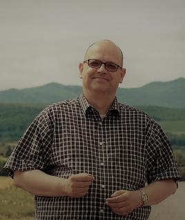 Autor: Achim Zielke ist Baufachjournalist und gestaltet für den ökologisch orientierten Bauzulieferer und WDVS-Anbieter INTHERMO die Pressearbeit. Foto: Julia Belova, Moskau