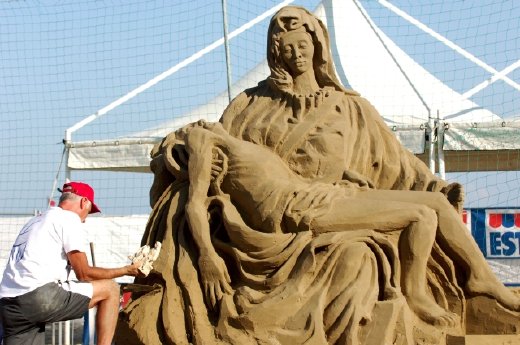 Sandskulpturen_Weltmeisterschaft_Pietà.jpg