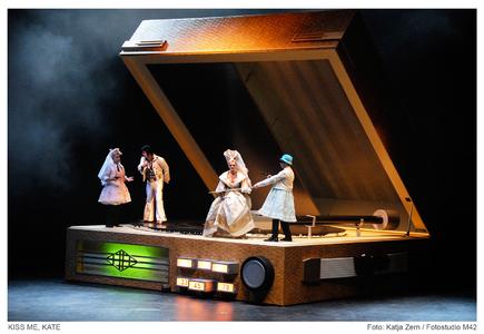 Rolf- Rudolf Lütgens (1. Ganove); Tobias Weber (Fred Graham); Sylvia Bretschneider (Lilly Vanessi); Frank-Lienert Mondanelli (2. Ganove) - hier im "Stück im Stück" Shakespaeres "Der Widerspenstigen Zähmung"