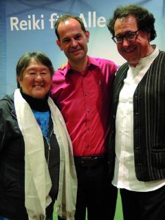 Oliver Drewes, Holistika Geschäftsführer, zusammen mit Filmproduzent René Vögtli (rechts) aus der Schweiz und Interviewpartnerin aus den USA, Phyllis Lee Furumoto (links), des ersten Conciliation Films.