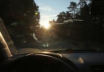 Eine gefährliche Situation: Der Fahrer sieht aufgrund der verschmutzten Windschutzscheibe und der tiefstehenden Sonne kaum etwas. Foto: ARCD