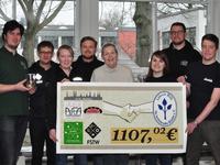 Heidemarie Vester (Mitte) mit Studierenden, ganz rechts der FS Bau-Vorsitzende Jannik Baschke (Foto: Pressestelle FH Lübeck)