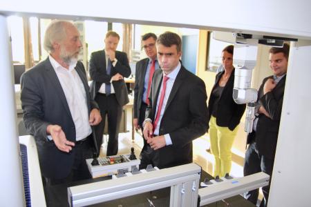 Einen stärkeren Fokus der Berliner Politik auf die berufliche Aus- und Weiterbildung forderte der Parlamentarische Staatssekretär im Bundesministerium für Bildung und Forschung, Stefan Müller (rechts vorn), bei einem Besuch bei Bayerns größtem privatem Weiterbildungsunternehmen, den Eckert Schulen in Regenstauf. Bei einem Rundgang über den Campus gemeinsam mit dem stellvertretenden Eckert-Vorstandschef Gottfried Steger (links vorn) zeigte sich der Gast aus Berlin beeindruckt von der Infrastruktur und den Angeboten an Bayerns größter Praktiker-Uni mit mittlerweile rund 50 Standorten im gesamten Bundesgebiet. Foto: obx-news/Eckert Schulen