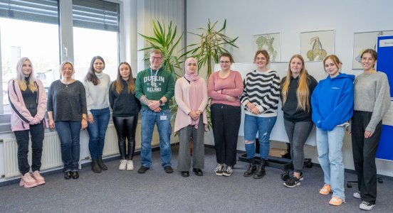 230403_Ausbilder Christian Gilch mit den neuen Azubis.jpg