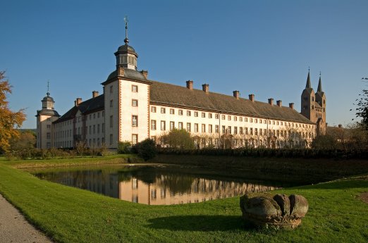 Schloss_Corvey_Westfassade__c__Kulturkreis_Hoexter-Corvey_gGmbH.jpg