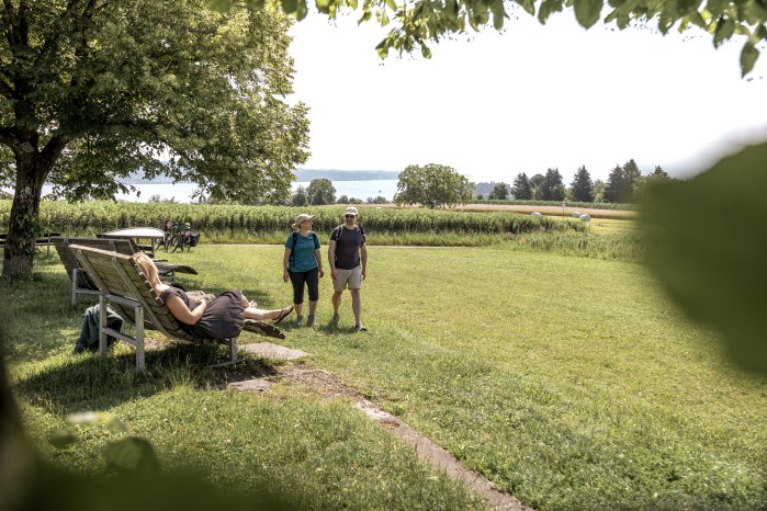 Konstanz-Litzelstetten-Purren-Bodensee-Wandern-Bank-Paar-04_Copyright_MTK-Leo-Leister.jpg