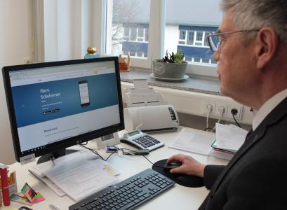„In der Krise hat sich gezeigt: Es war gut und richtig, dass wir die Digitalisierung in unseren Schulen schon frühzeitig angestoßen haben“, sagt Landrat Manfred Görig / Foto: Sabine Galle-Schäfer/Vogelsbergkreis