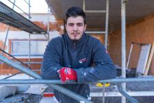 Stuckateur-Azubi Arber Demiri auf der Baustelle, Bildrechte: Lemle-Letzgus GmbH