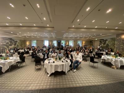 Die Gewinner des Service Provider Awards halten ihre Urkunden hoch / Foto: Vogel IT-Akademie