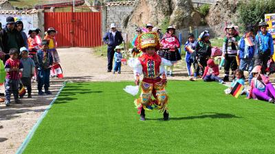 Ein Patenkind tanzt den traditionellen peruanischen Danza di Tijeras. Copyright PM International