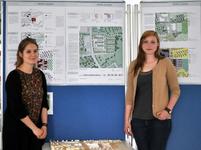Architekturstudentinnen Wiebke Papke (rechts) und Jördis Plaga vor ihrem Entwurf (Foto: Pressestelle FH Lübeck)