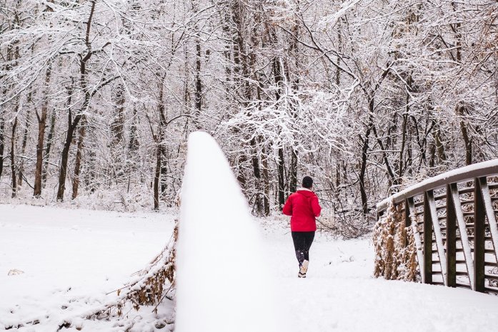 jogging_winter_tomeo-sonner_unsplash.jpg