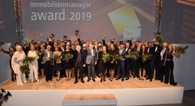 Jede Menge Sieger: Alle Preisträger des immobilienmanager-Award 2019 und die Partner der einzelnen Kategorien (Foto: Steffen Hauser/immobilienmanager)