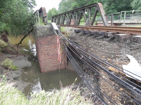 Beschädigte Eisenbahnbrücke an der Inde.jpg