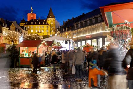In der Mayener Innenstadt wie auch auf dem Mayener Weihnachtsmarkt kann man am 14. Dezember bis 22 Uhr in vorweihnachtlicher Atmosphäre seine Geschenke besorgen und ein paar gemütliche Stunden verbringen