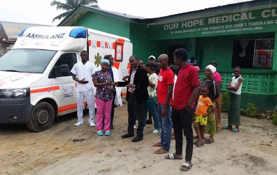 Personal und Patienten mit Deutsche Lebensbrücke Ambulanz vor Our Hope Medical Clinic.jpeg